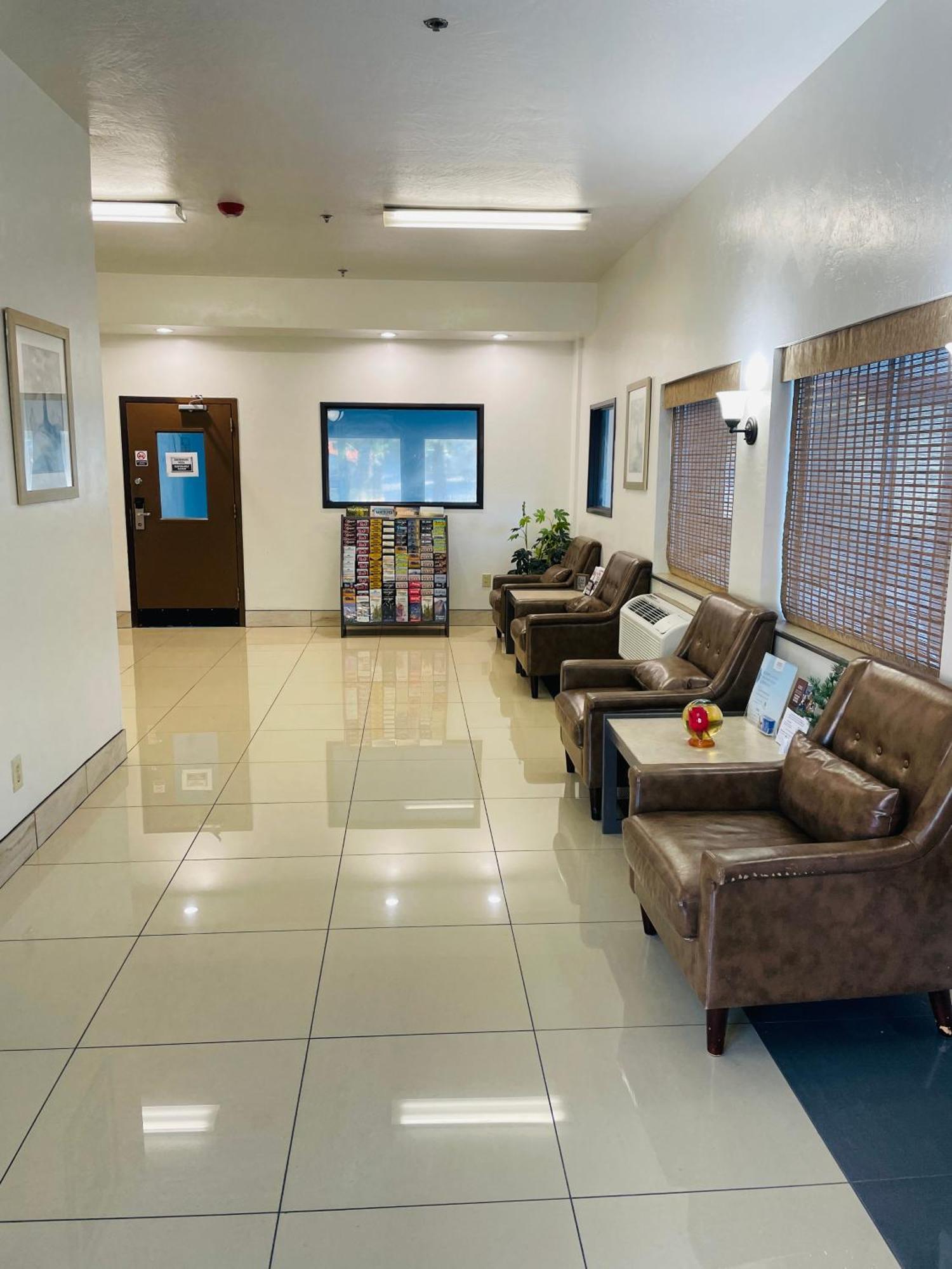 Super 8 By Wyndham Lacey Olympia Area Exterior photo